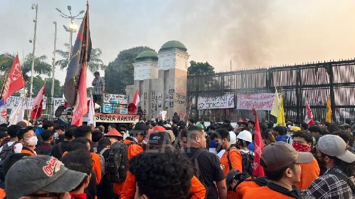 Mahasiswa Masih Terus Menggelar Demonstrasi Depan Gedung DPR