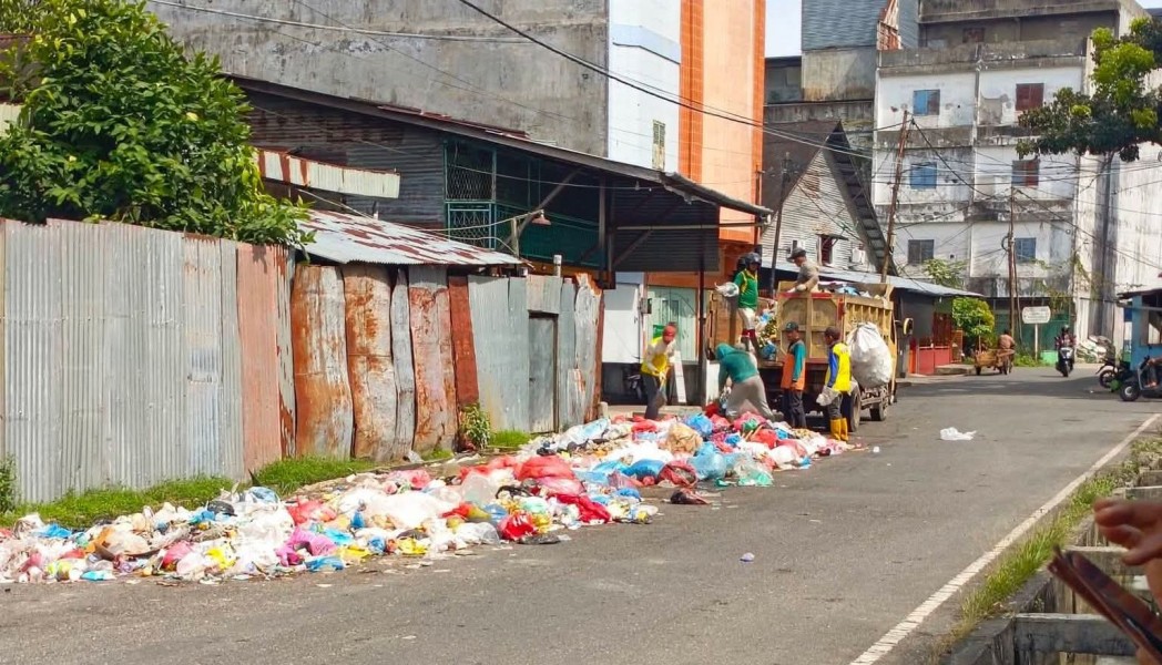Tumpukan Sampah Rohil Jadi Sorotan: Warganet Sentil Isu Gaji dan Rekrutmen, Kadis LH Pasang Badan