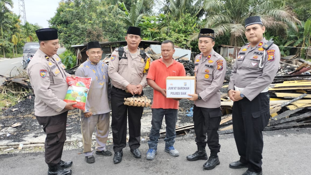 Peduli, Polsek Tualang Berikan Sembako Kepada Warga Yang Terkena Musibah Kebakaran Rumah