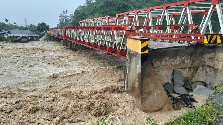 Cuaca Ekstrem Berdampak Banjir dan Longsor di 4 Kabupaten Sumut, 8 Meninggal