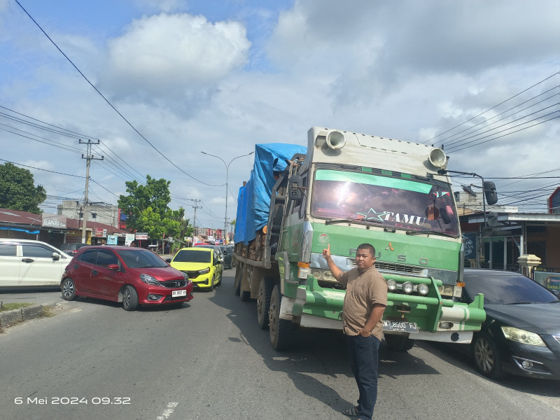Jalan HR. Soebrantas Pekanbaru Macet Total Akibat Mobil Truk Rusak, Ketum PPRI: Gak Heran, Selagi Yuliarso Kadishubnya
