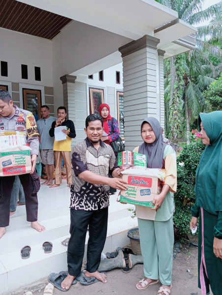 Bupati Rokan Hilir dan Datuk penghulu Tanjung Medan Barat salurkan bantuan sembako kepada korban terdampak banjir