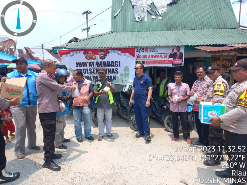 Jumat Berbagai, Kapolsek Minas Bagikan Puluhan Nasi Bungkus Kepada Masyarakat di Minas Jaya