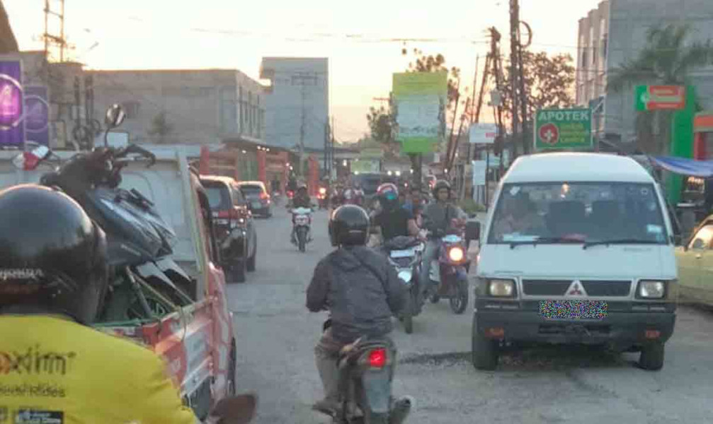 Jalan Umban Sari Pekanbaru Rusak, Tangan Mahasiswa Patah, Ini Solusinya