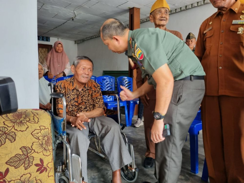 HUT RI Ke-78, 10 Veteran Riau Terima Sembako dan Kursi Roda dari Danrem 031 Wira Bima