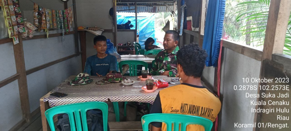 Lakukan Kedekatan Dengan Warga Sukajadi Babinsa Koramil 01/Rengat Melaksanakan Komsos