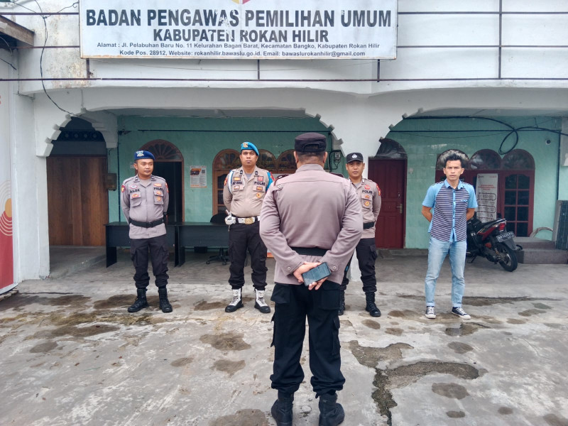 Satgas Standby dan Sterilisasi Ruangan Kantor Bawaslu Polres Rohil Gelar Apel Pagi