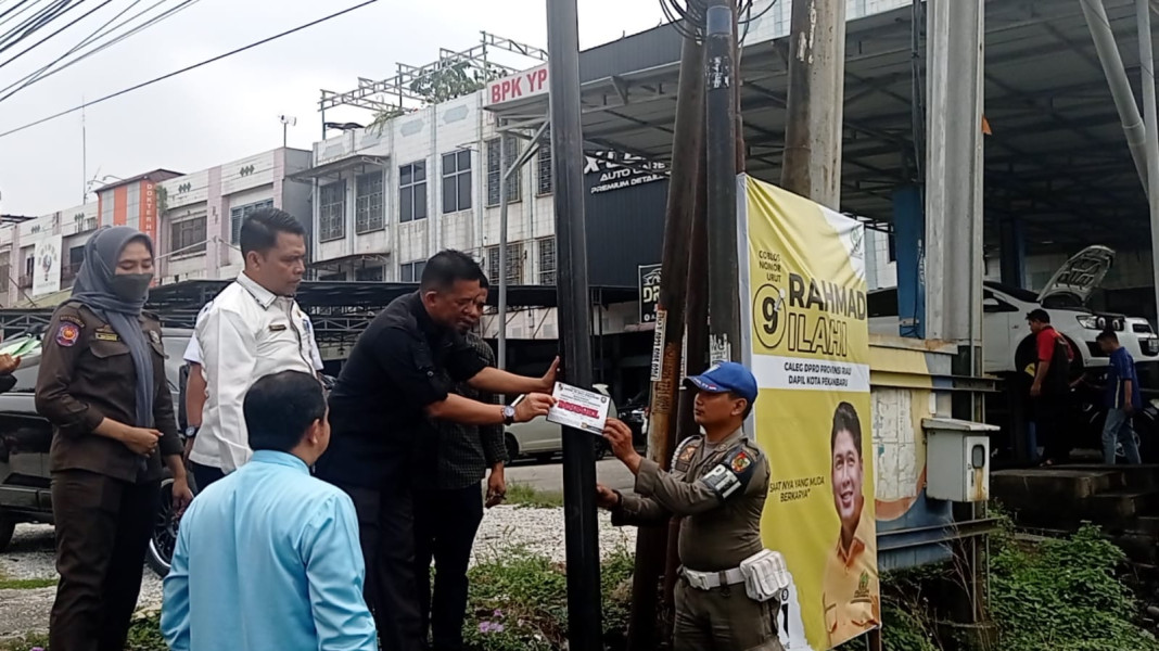Tak Kantongi Izin, Satpol PP Pekanbaru Segel Tiang Fiber Optik