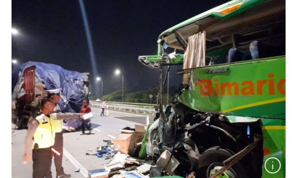 Bus pariwisata tabrak truk di Tol Jombang dua meninggal