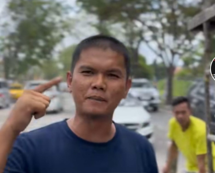 Pejabat di Riau Tak Punya Rasa Malu! Warga ini Perbaiki Jalan Pakai Dana Pribadi
