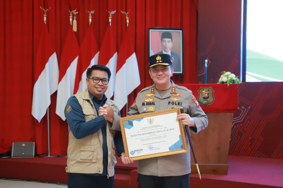 Kapolda Riau Terima Penghargaan Dari BP2MI, Berhasil Tindak Pelaku TPPO