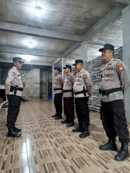 Hindari Hal yang Tidak Diinginkan, Polres Rohil Jaga Logistik Pemilu 2024 di Kantor KPU