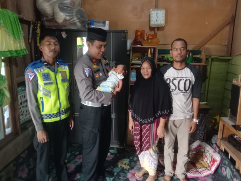 Polsek Tualang  Beri Bantuan Tali Asih dan Sembako Kepada Anak Cacat Fisik Sejak Lahir