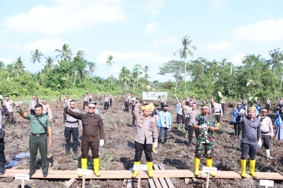 Polri Lestarikan Negeri, Polres Siak Tanam 3500 Bibit Pohon Guna Penghijauan