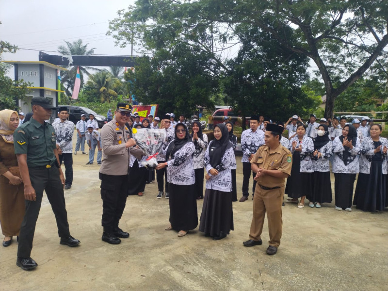 Hadiri Pelaksanaan Upacara HUT PGRI dan HGN 2023 di SMK N 1, Ini Pesan Kapolsek Minas