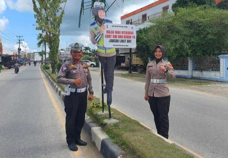 Agar Tertib dan Lancar Satlantas Polres Rohil Pasang Standing People Pesan Keselamatan