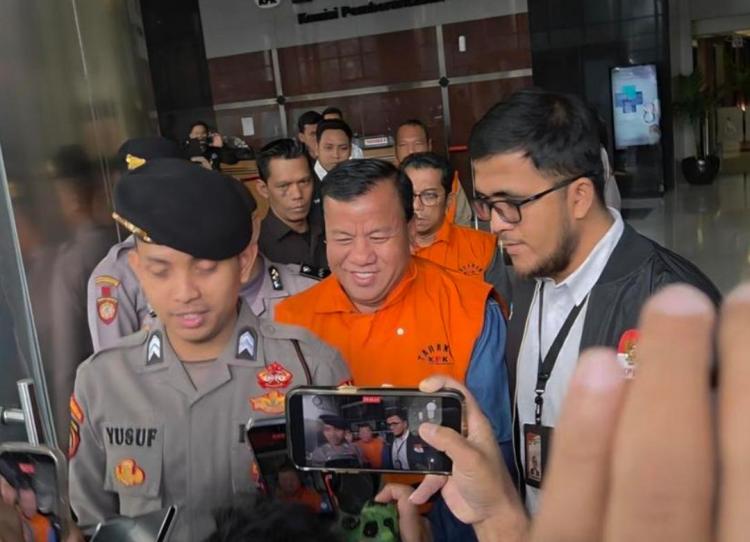 GERBRAK Riau Soroti Gestur Bupati Kuansing Saat Ditahan KPK: Terlalu Percaya Diri?