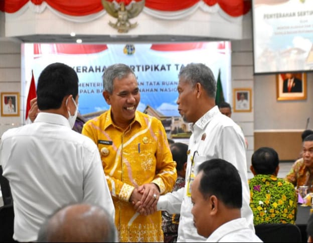 PJ Bupati Kampar Ikut Rakor Menteri ATR/BPN Serahkan Sertifikat Surat Tanah ke Masyarakat