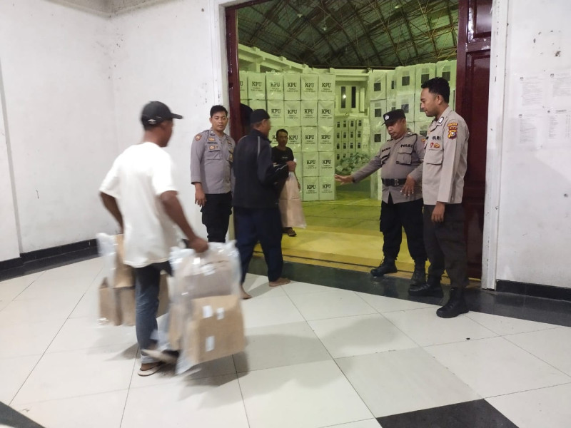 Polres Rohil Lakukan Pamwal Pemindahan Surat Suara yang Sudah Dipacking dari KPU