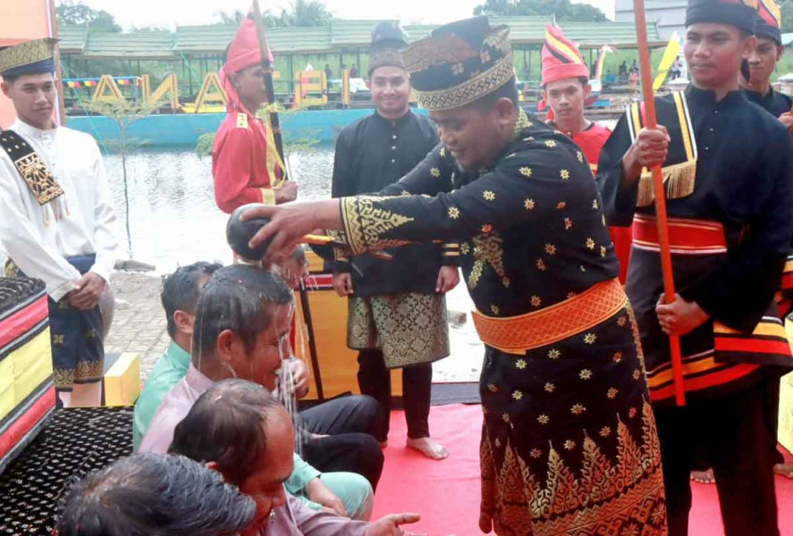 Hadiri Balimau Sultan di Pelalawan, Bupati Zukri Minta Masyarakat Lestarikan Tradisi