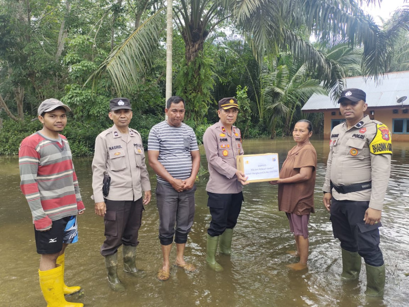 Arungi Gunakan Sampan, Kapolsek Rengat Barat Lakukan Kegiatan Cooling Sistem dan Beri Sembako Masyarakat Desa Alang Kepayang