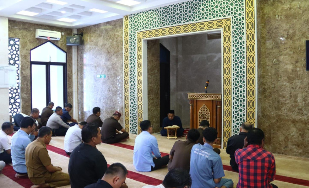 Ust Chairul Ichwan S Pd I Sampaikan Tausiyah Dzuhur di Masjid Al Mizan Kejati Riau