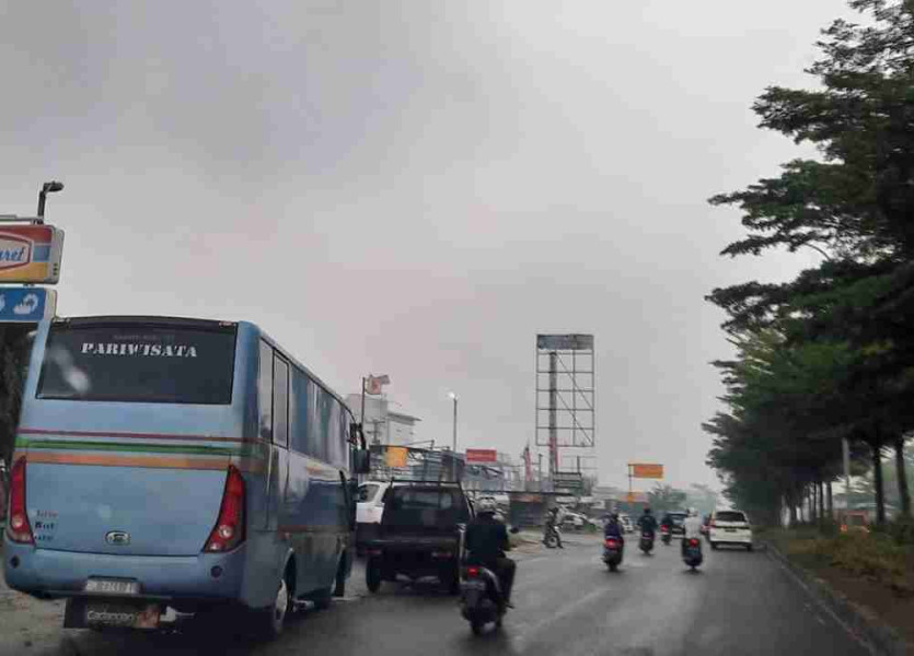 'Negeri Minyak' Riau Alami Kelangkaan Solar, Antrean Sampai ke Jalan