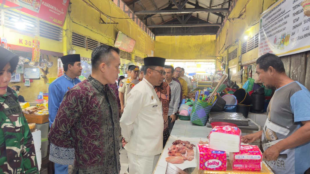 Bupati H. Bistamam Sekda Rohil Fauzi Efrizal Pimpin Rapat TPID dan Sidak Pasar Tradisional