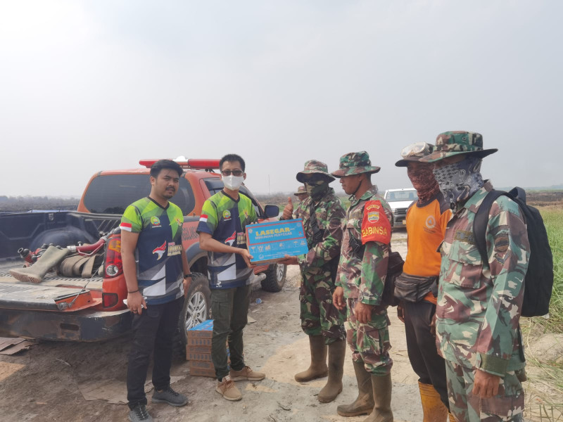 Anggota Kodim 0302/Inhu Sedang Berjimbaku Padamkan Api Dikunjungi Oleh ESI