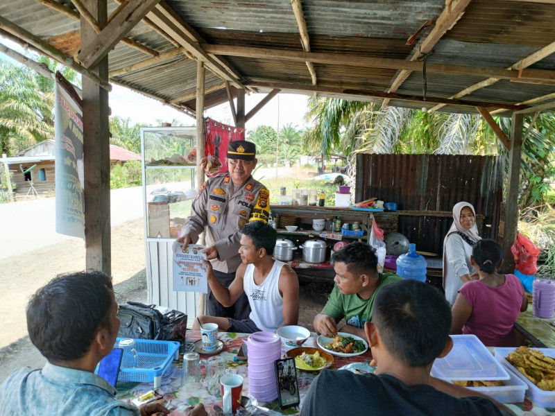 Polres Siak Sosialisasi dan Bagikan Brosur Sampai Kepelosok Desa