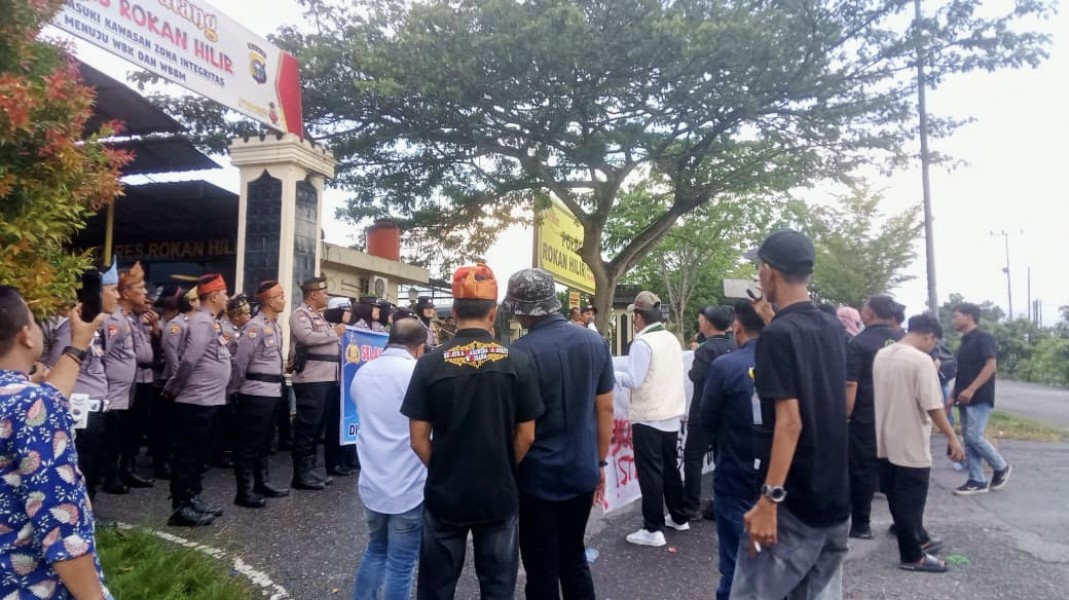 Tuntut Kapolres Rohil Dicopot, Massa HMI Terobos Barisan Polisi: Penghargaan 80 Kg Sabu Cuma Pencitraan!
