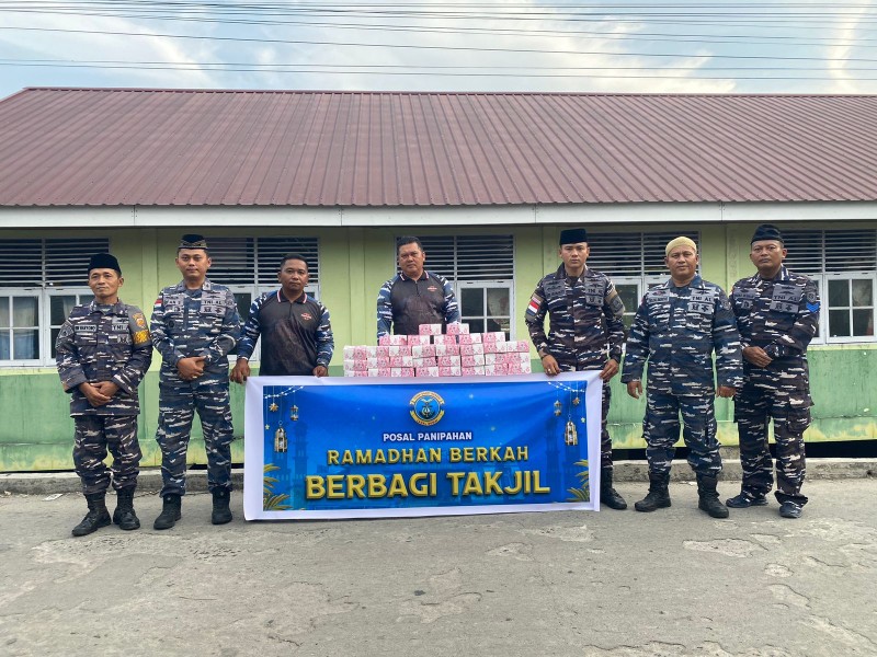 Mempererat Hubungan Kepada Masyarakat, Danposal Panipahan Letda Laut Irfan Suhendra Bersama Prajurit Bagikan 100 Box Takjil