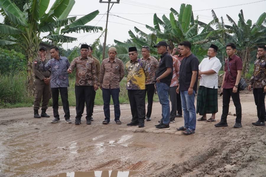 Bupati Rokan Hilir Tinjau Jalan Rusak di Sei Menasib, Perbaikan Segera Dilakukan