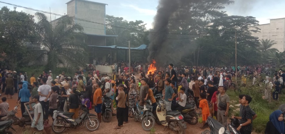 Aksi Unjuk Rasa Jilid II Berujung Ricuh, Warga Bakar Isi Rumah Terduga Bandar Utama Narkoba di Panipahan