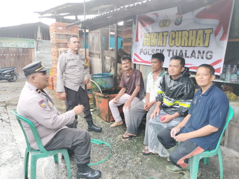 Jumat Curhat di Pasar Tuah Serumpun Km 4, Panit Binmas Polsek Tualang dengarkan Keluhan pedagang