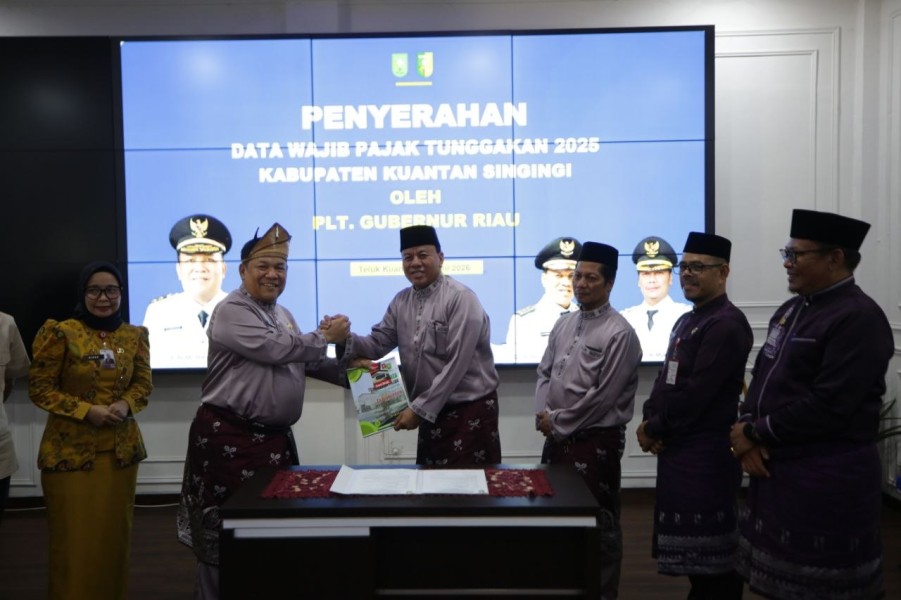 Plt Gubri Serahkan Data Tunggakan Pajak, Rp20,7 Miliar Jadi Bidikan Kuansing.