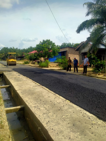 Kades Sontang Aspal jalan lingkungan tanpa dana APBD dan DD