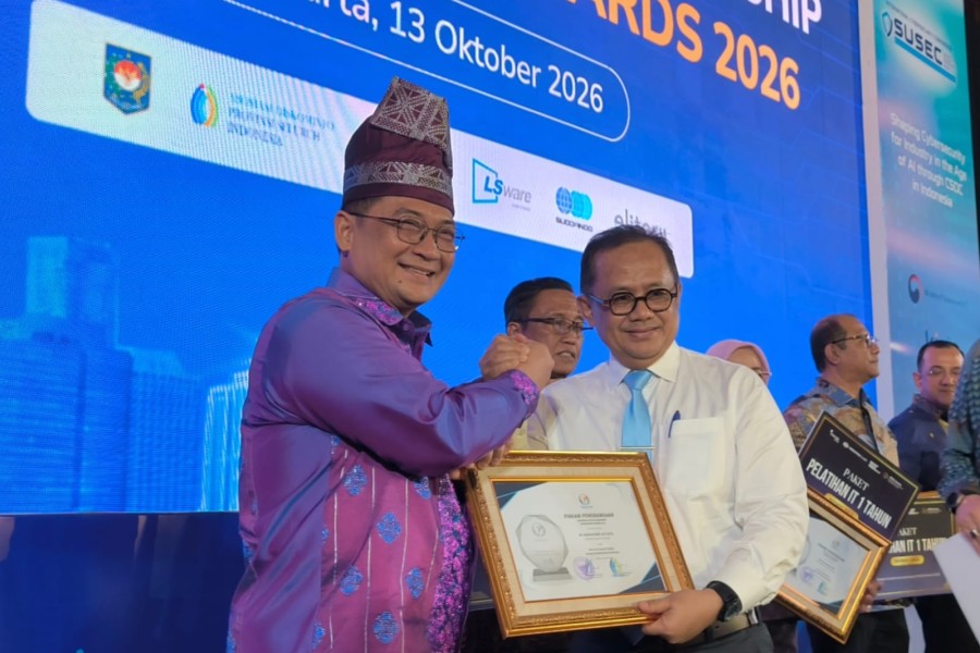 Sekdaprov Riau Syahrial Abdi Terima Penghargaan Kepemimpinan Digital Terbaik 2026