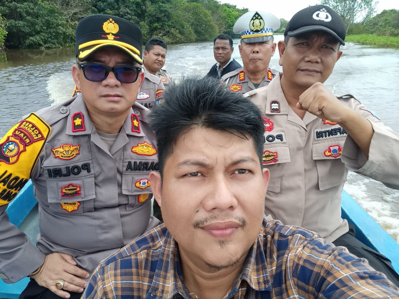 Kapolsek Pinggir Patroli ke Desa Rawan Banjir Berikan Sembako Sekaligus Sampaikan Pemilu Damai