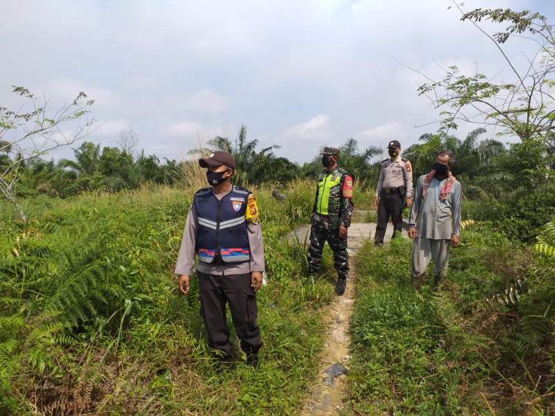Bhabinkamtibmas Bersama Babinsa Cegah Karhutla Melalui Patroli
