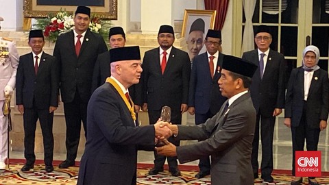 Alasan Jokowi Beri Penghargaan Bintang Jasa Pratama ke Presiden FIFA