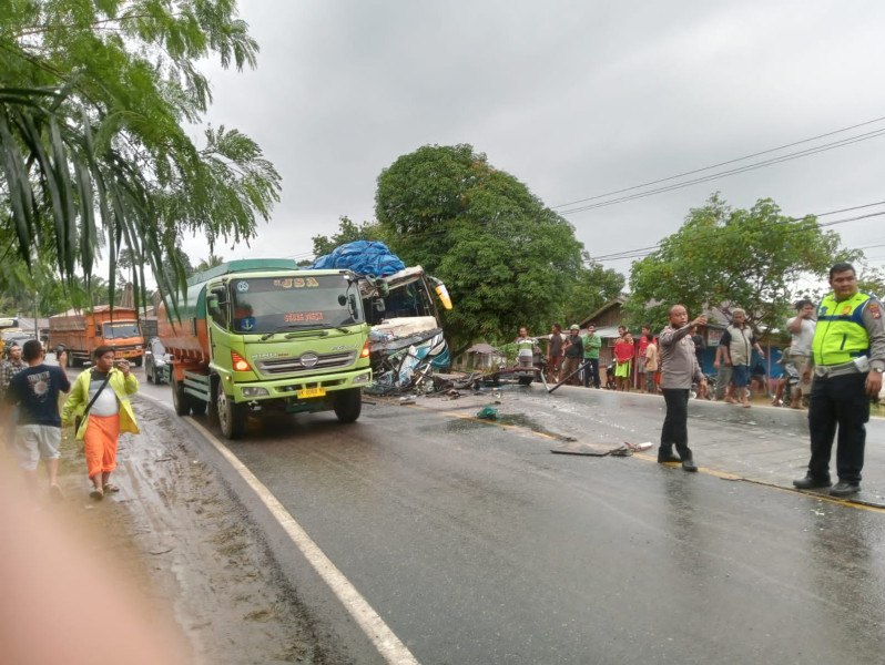 Laga Kambing Bus PMTOH dan Bus Intra, 2 Supir Patah Kaki