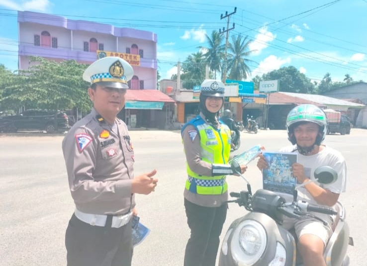 Lagi, Satlantas Polres Rohil Bagikan 100 Stiker Dan 100 Brosur Keselamatan