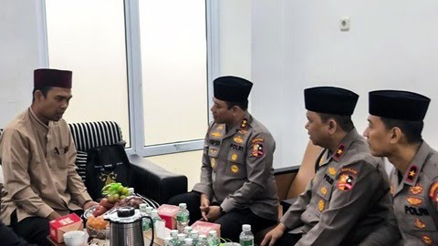 Rombongan Jenderal Polri Temui UAS di Riau dalam Misi Cooling System