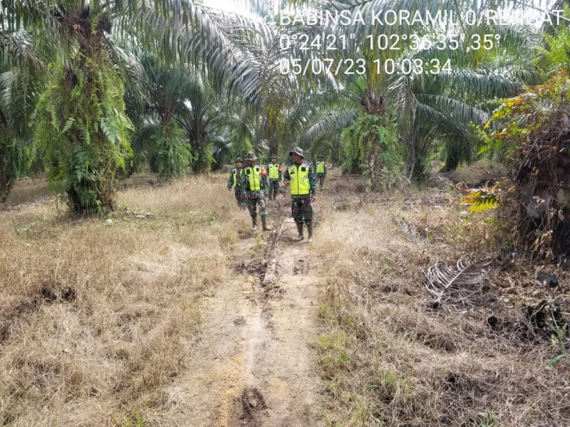 Hindari Karhutla, Babinsa Melaksanakan Rutin Patroli dan Sosialisasi Karhutla Kepada Masyarakat