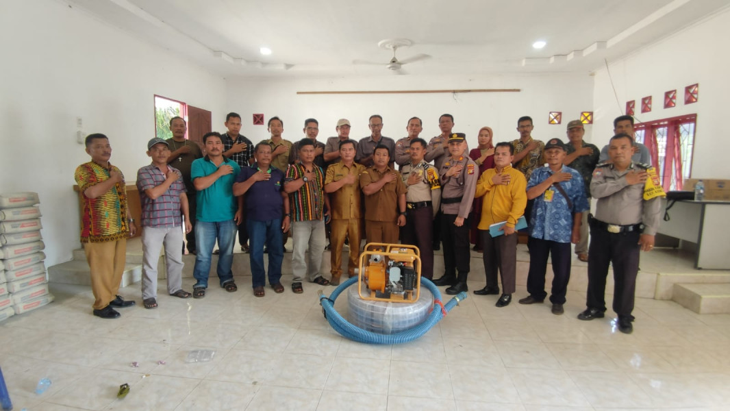Komitmen Cegah Karhutla, Personil Polsek Bagan Sinembah Berikan Bantuan Mesin Air Untuk Pemadaman