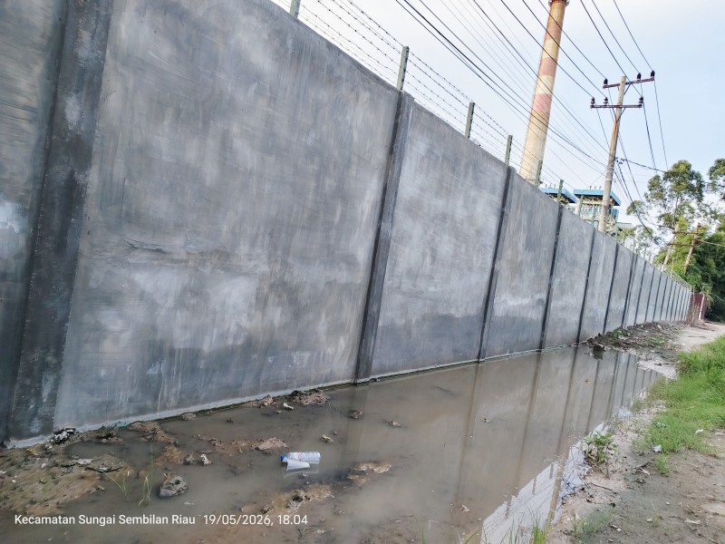 Diduga Tutup Drainase dan Bangun Pagar di Atas Anak Sungai, Proyek PT SDS Tuai Sorotan Warga