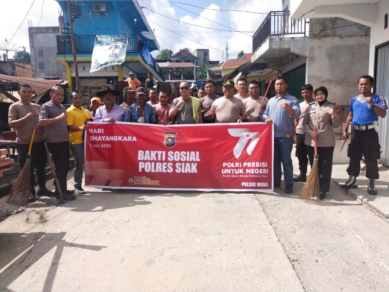Polsek Minas Goro Bersihkan Pasar dan Berikan Bantuan Sosial Kepada Personil Polri