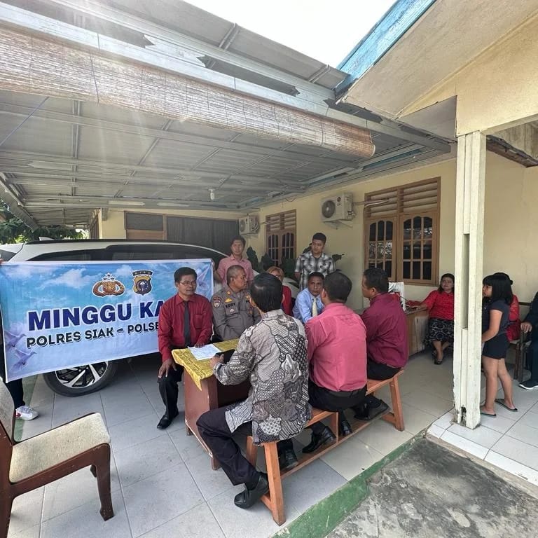 Giat Minggu Kasih, Personil Polsek Minas Polres Siak Dengarkan Curhatan Jemat HKBP Judika Kec Minas