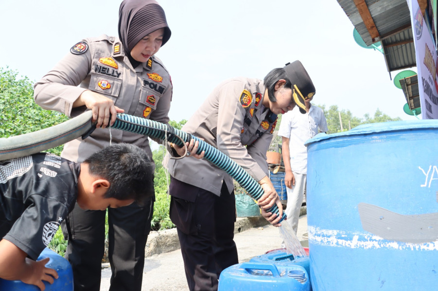Dalam Rangka HUT Humas Polri Ke-72, Polres Dumai Bagikan Air Bersih ke Masyarakat